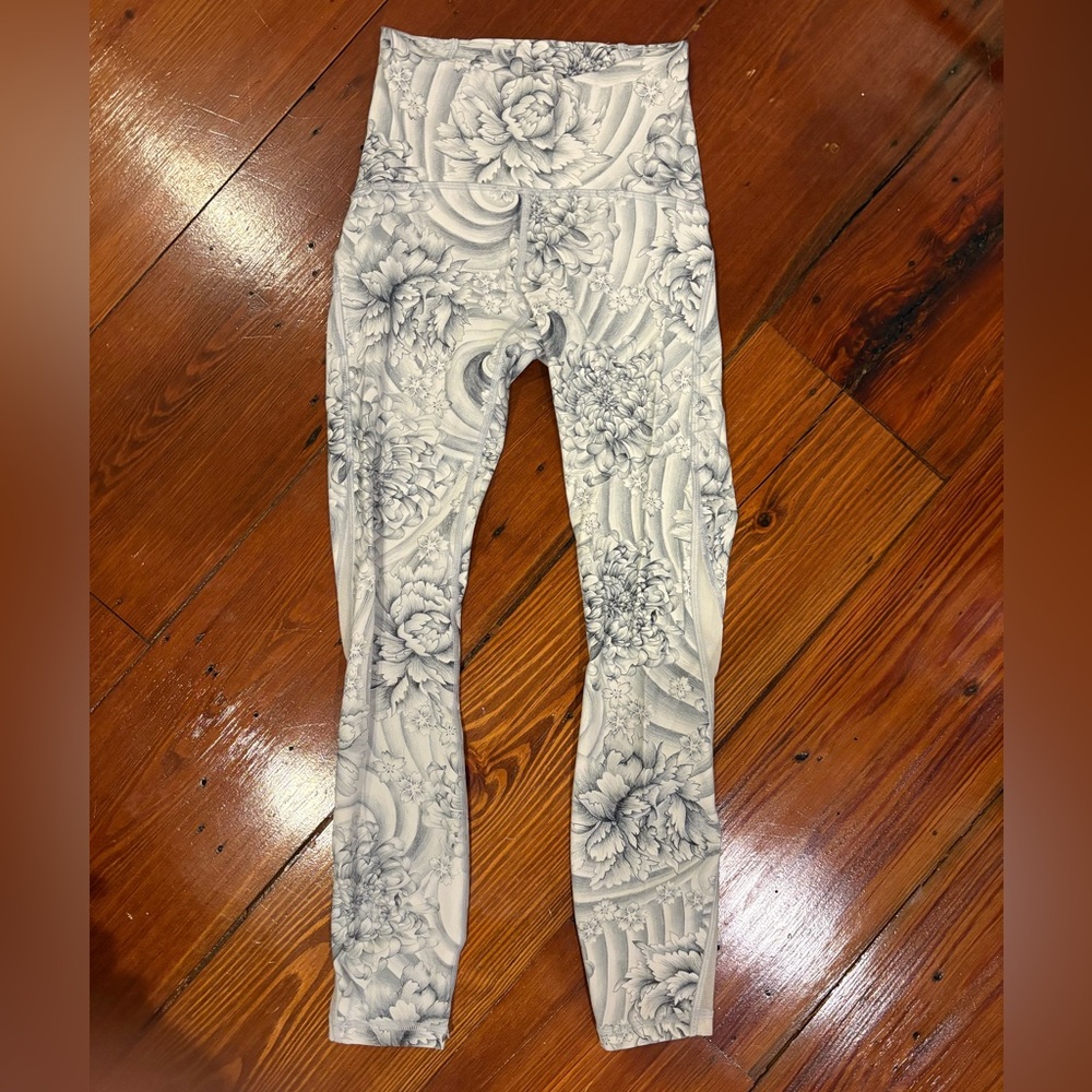 White Lululemon on patterned leggings size 2